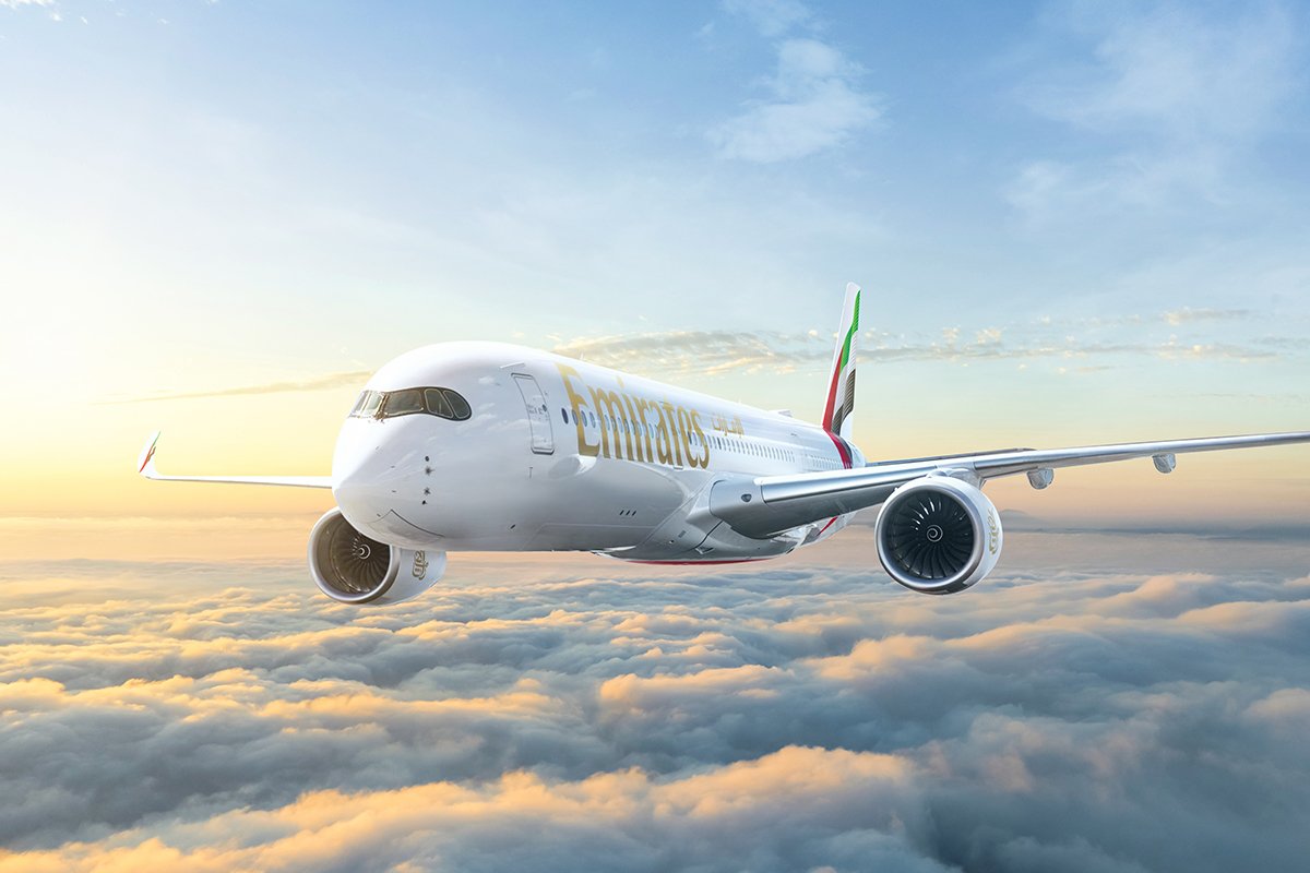 Emirates Airbus A350 в аэропорту Маската