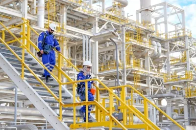 Нефтяные вышки и солнечные панели в Омане.