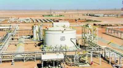 Нефтяные вышки и газовые объекты на фоне оманского пейзажа.