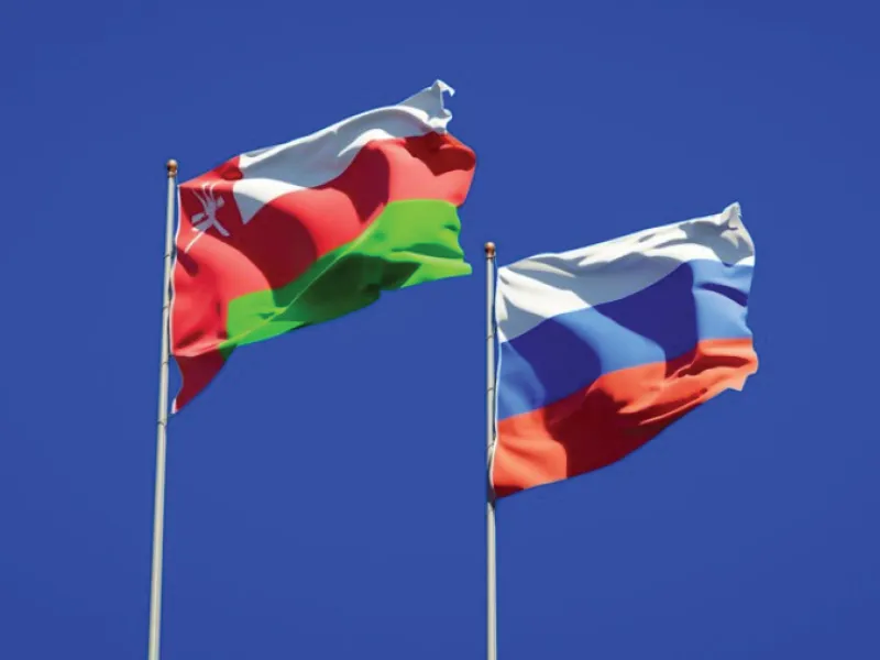 Флаги Омана и России символизируют новые безвизовые отношения.