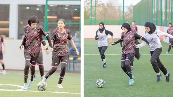 Девочки играют в футбол на поле в Омане.