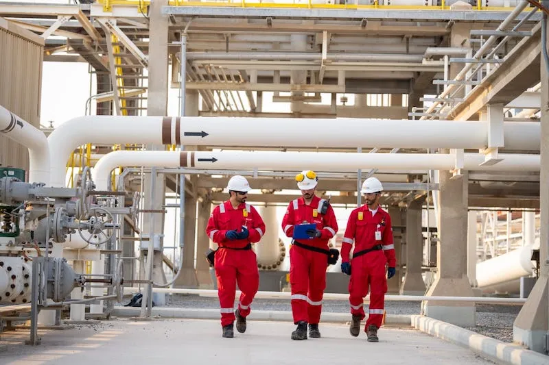 Нефтегазовые вышки в Омане, символ энергетической стабильности.