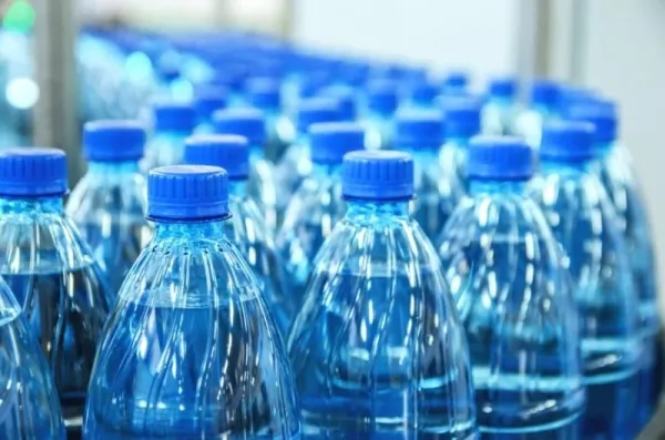 Бутылки с водой и предупреждение о загрязнении.