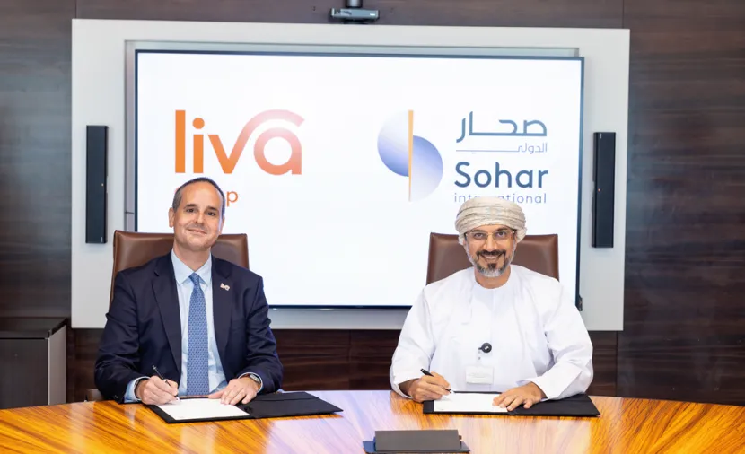 Представители Sohar International и Liva Group подписывают соглашение.