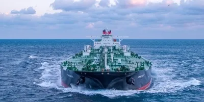 Контейнеровоз Asyad Group в порту Омана.