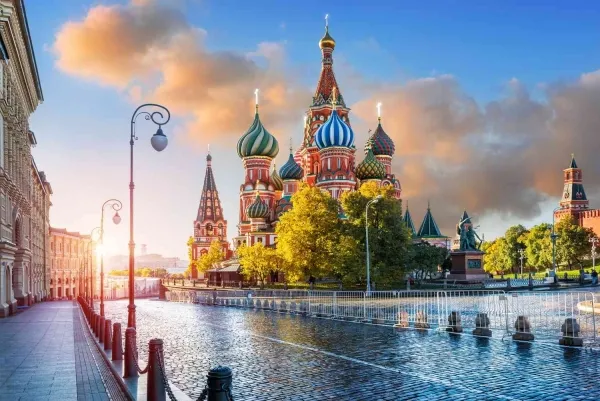 Флаги России и Омана на фоне карты мира.