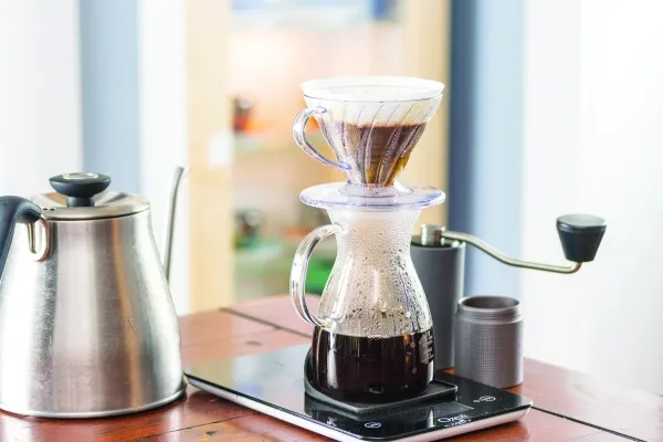 Кофе V60 и традиционная оманская кахва.