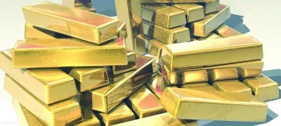 Слитки золота на фоне карты Омана и мировых финансовых графиков.