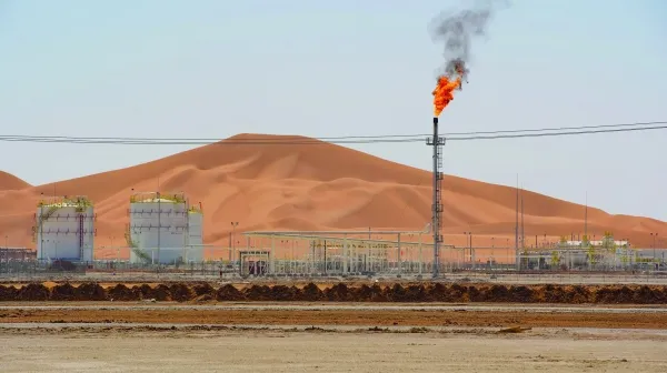 Современный газовый завод в Омане на закате.