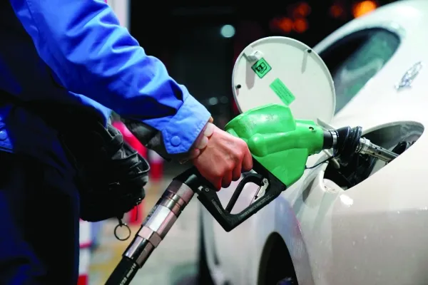Нефтяные вышки в Омане на фоне заката.