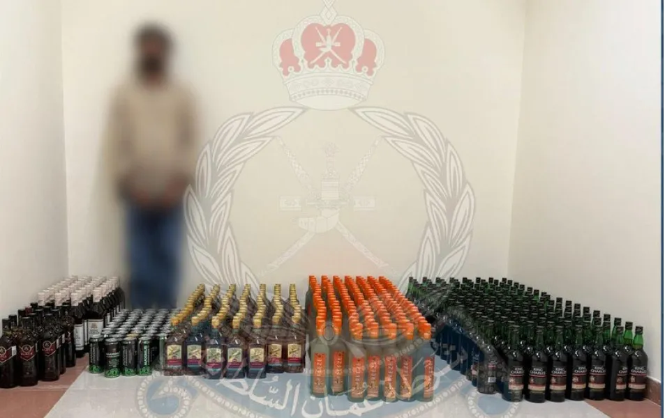 Полиция Омана задерживает нарушителя за незаконный оборот алкоголя.