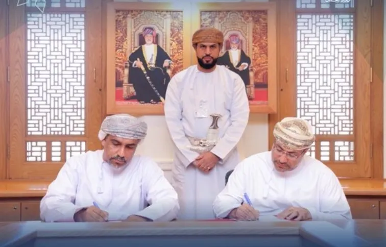 Представители Министерства и Sohar Operations Services подписывают соглашение.