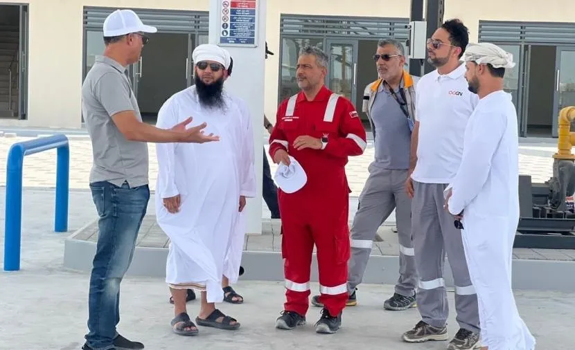 Делегация осматривает новую заправочную станцию в Дукме.