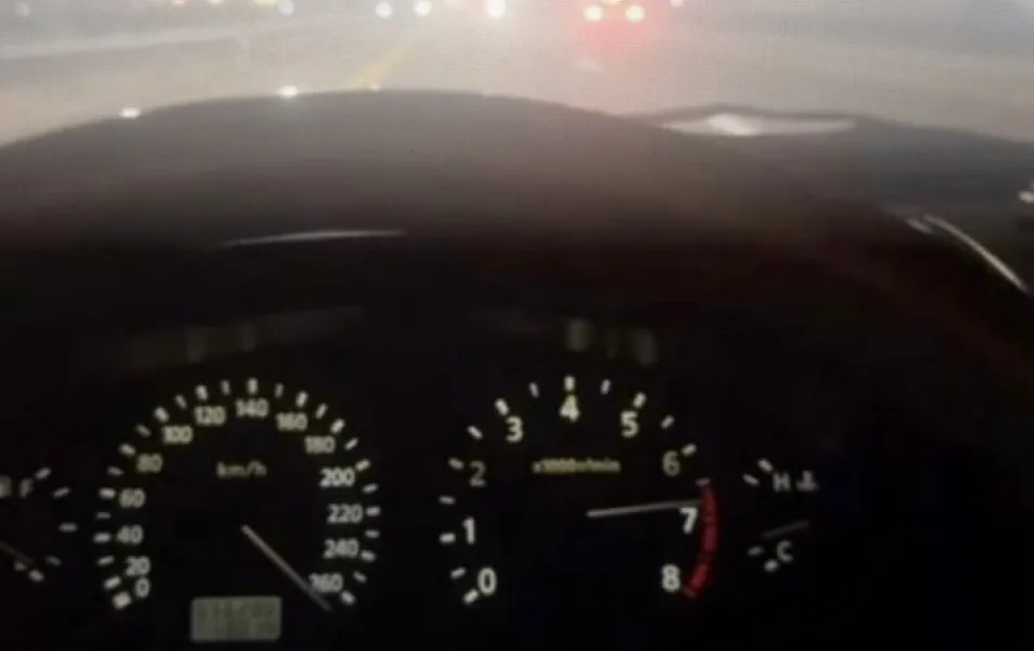 Полиция Омана арестовала нарушителя за опасное вождение.