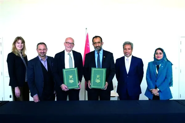 Представители Hydrom и H2Global подписывают соглашение о водороде.