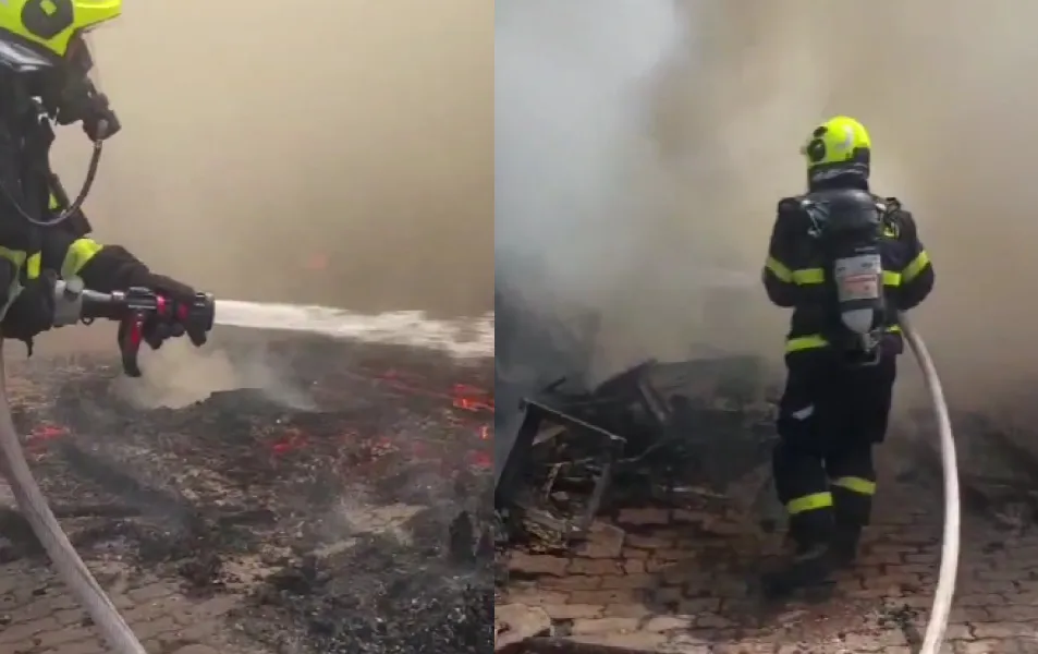 Пожарные Омана ликвидируют возгорание в столярной мастерской.