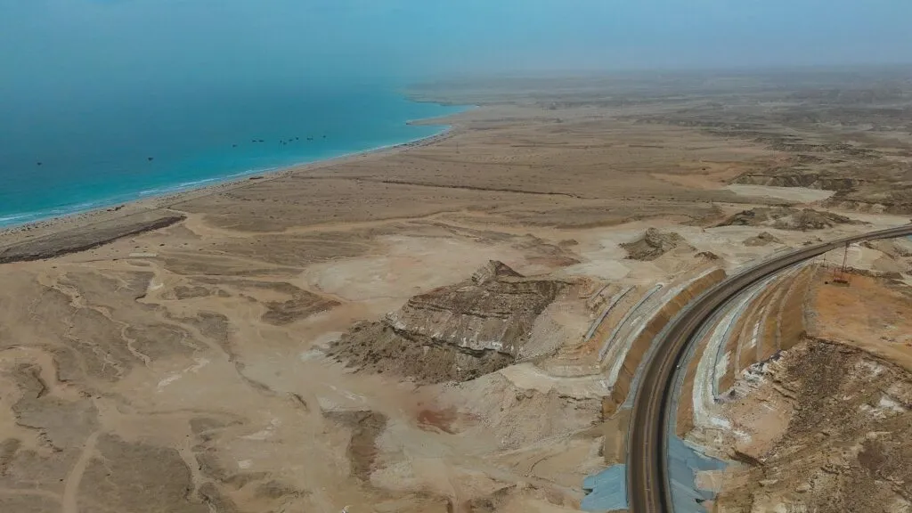 Новая прибрежная дорога в Дукме, Оман.