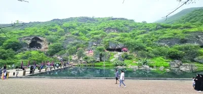 Зеленый пейзаж и водопады Айн Разат в Харифе.
