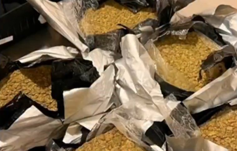 Обнаружение марихуаны в аэропорту Маската