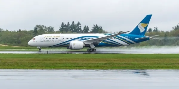 Самолет Oman Air на фоне неба Омана.