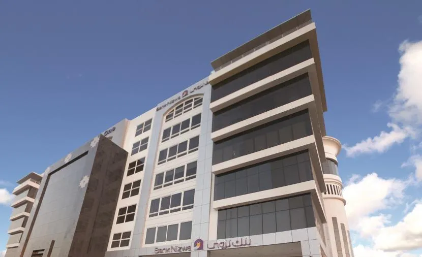 Логотип Bank Nizwa на фоне финансового центра Омана.