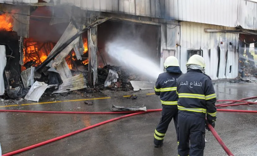 Пожарные тушат возгорание на заводе в Омане