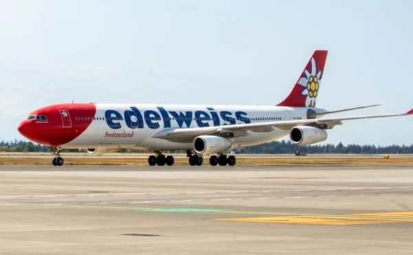 Самолет Edelweiss Air в аэропорту Салалы, Оман.