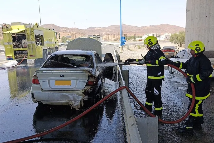 Пожарные Омана ликвидируют возгорание автомобиля в Изки.