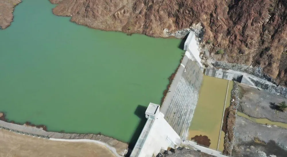 Контролируемый сброс воды из дамбы Вади Кафифа в Омане.
