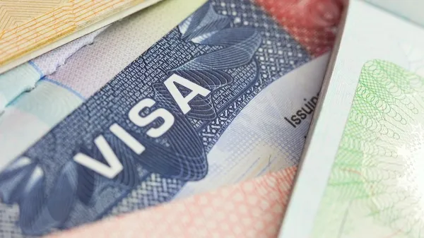 Американская виза на фоне флага США и денег.