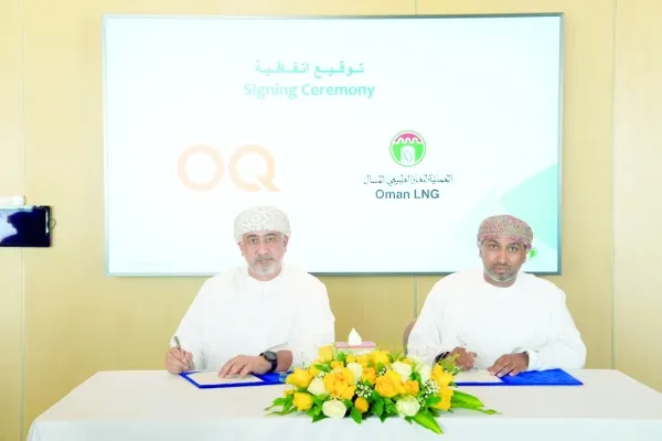 Представители Oman LNG и OQ подписывают соглашение о поставках NGL.
