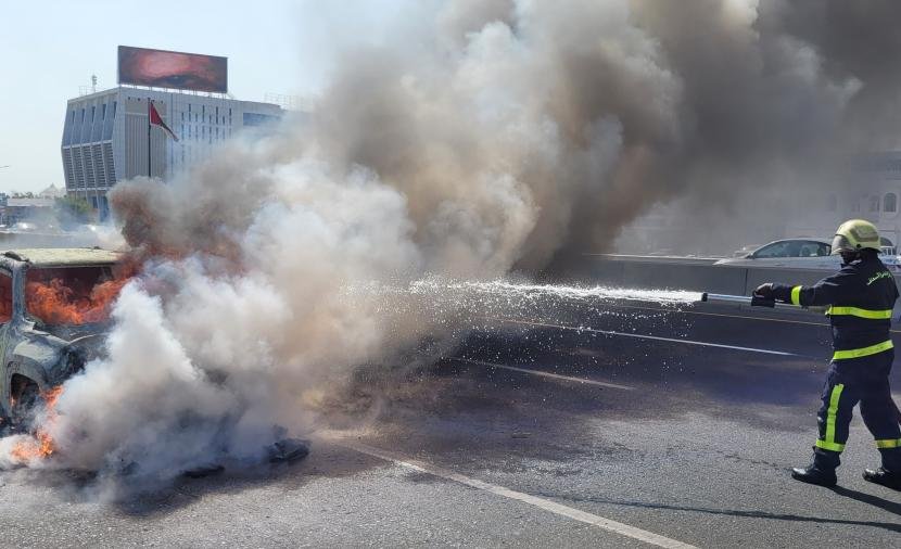 Автомобиль и пожарные, тушение возгорания в Омане.