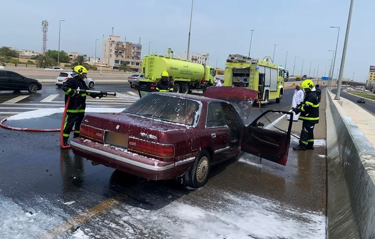 Пожарные в Омане тушат горящий автомобиль в Сохаре.