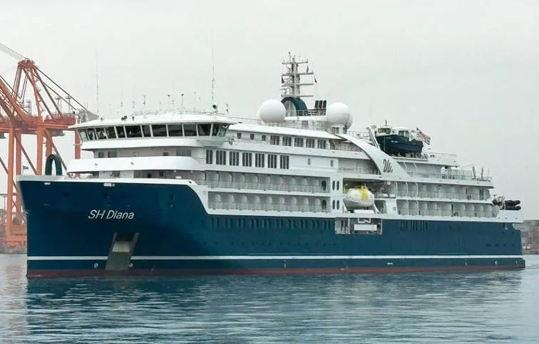 Круизный лайнер SH Diana прибывает в порт Салалы.