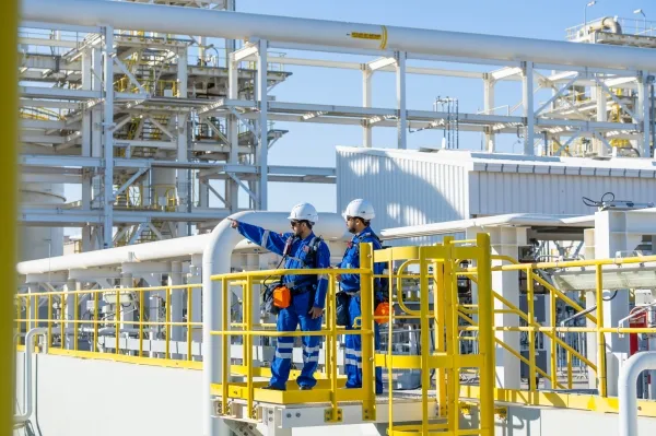 Нефтеперерабатывающий завод в Омане на закате.