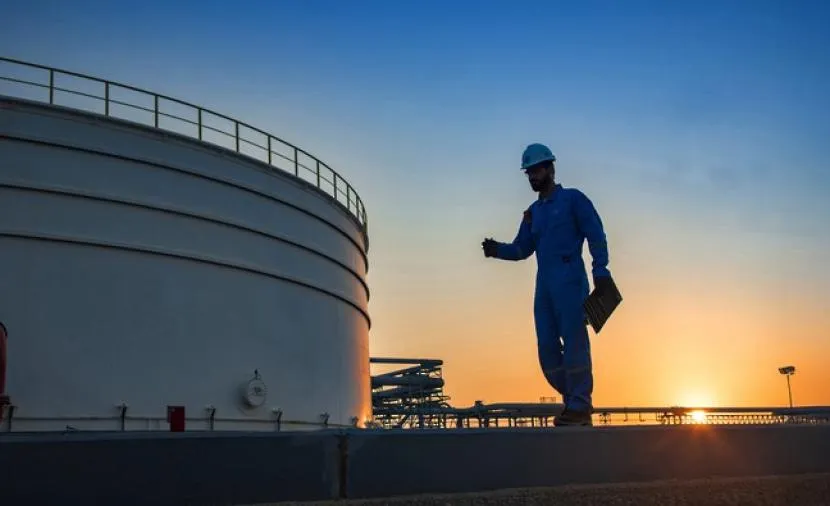 Нефтяные вышки Омана на фоне заката.