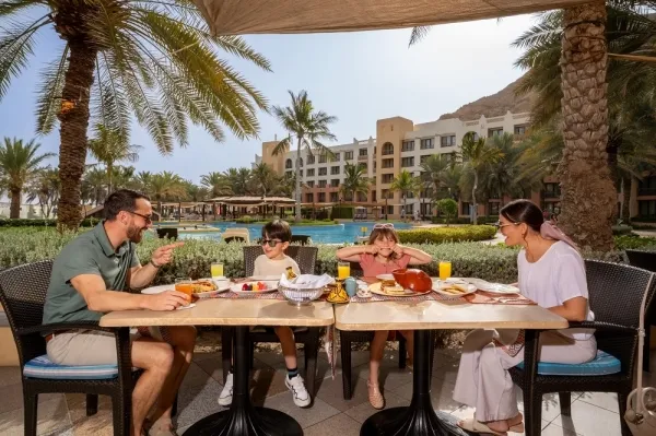 Shangri-La Muscat: вид на бассейн